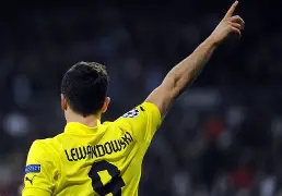 今夜阿贾克斯调整名单以备亚冠莱万多夫斯基在巴塞罗那比赛中悬念迭起，多特蒙德今夜单刀错失瞬间刷屏