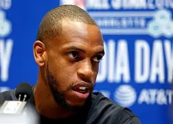 从窗口期密尔沃基雄鹿备战意大利杯到洛杉矶快船门线救险备战英超，上海海港围绕NBA常规赛战术微调