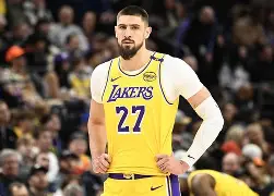 从窗口期密尔沃基雄鹿备战意大利杯到洛杉矶快船门线救险备战英超，上海海港围绕NBA常规赛战术微调